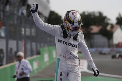 Lewis Hamilton celebra su victoria en el Gran Premio de México.