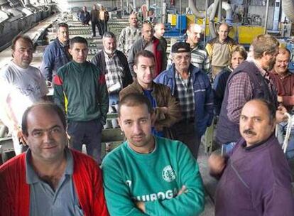 Los trabajadores de Ferlosa, sin carga de trabajo, en una nave de la empresa.