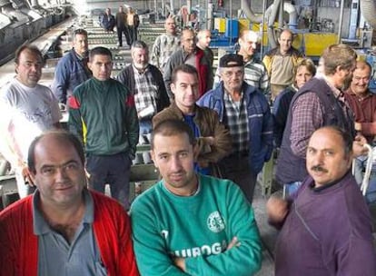 Los trabajadores de Ferlosa, sin carga de trabajo, en una nave de la empresa.