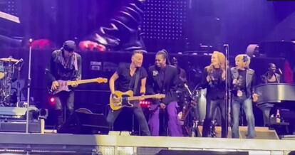 Michelle Obama (tercera por la derecha), Patti Scialfa (segunda por la derecha) y Kate Capshaw, esposa de Steven Spielberg, cantan y bailan en el tema 'Glory Days' junto a Bruce Springsteen (segundo por la izquierda) y Steven Van Zandt.
