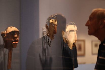 Un hombre observa máscaras en la muestra 'Xul Solar. Panactivista' del Museo Nacional de Bellas Artes, en Buenos Aires.