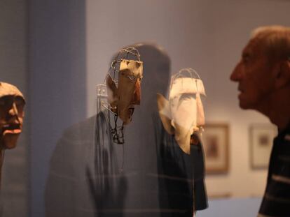 Un hombre observa máscaras en la muestra 'Xul Solar. Panactivista' del Museo Nacional de Bellas Artes, en Buenos Aires.