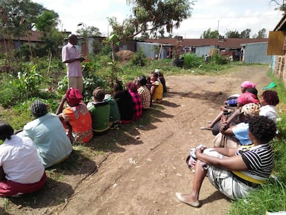 Francis Wachira, dueño de la granja urbana de Kiroko, da una charla a un grupo de jóvenes emprendedores interesados en la agricultura ecológica en los terrenos de su finca, en Kenia.