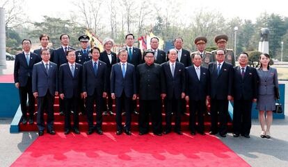 Kim Jong-un (6d, primera fila) y el presidente surcoreano, Moon Jae-in (4i, primera fila), posan para una foto de familia antes del comienzo de la cumbre intercoreana.