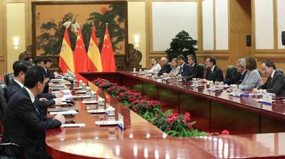 Rajoy (centro) y su delegaci&oacute;n, en un encuentro bilateral en Pek&iacute;n, ayer.