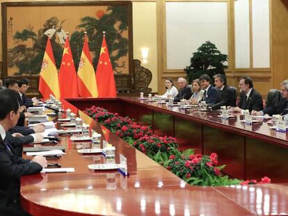 Rajoy (centre) i la seva delegació, en una trobada bilateral a Pequín, ahir.