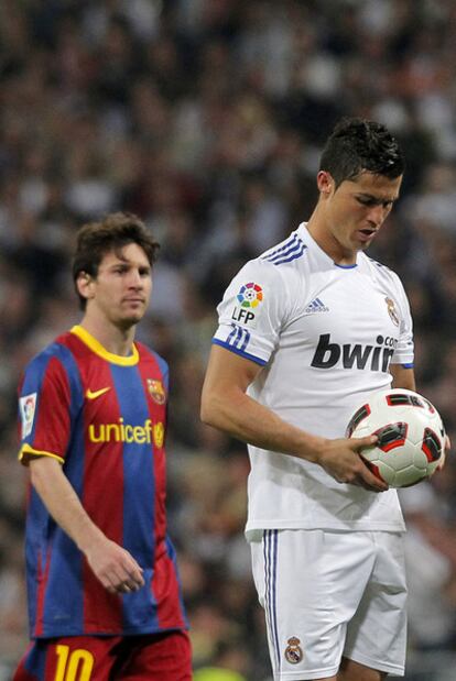 Messi observa a Cristiano, concentrado antes de lanzar el penalti que supuso el empate.