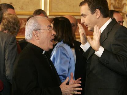 El representante del Vaticano en España, Manuel Monteiro de Castro, habla con Rodríguez Zapatero.