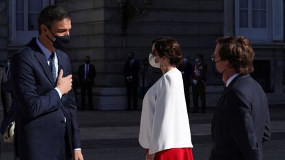 El presidente del Gobierno, Pedro Sánchez, conversa con la presidenta de la Comunidad de Madrid, Isabel Díaz Ayuso, y el alcalde de Madrid, José Luis Martínez Almeida el pasado 12 de octubre.