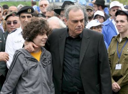 Avram Grant y su hijo, ayer en la 17ª Marcha de la Vida en el campo de concentración de Auschwitz.