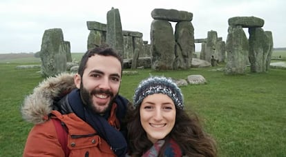 Carlos Martínez y Marta Flores, profesores residentes en Londres, durante una visita al Stonehenge.