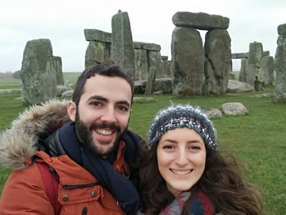 Carlos Martínez y Marta Flores, profesores residentes en Londres, durante una visita al Stonehenge.