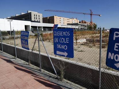 Varios carteles en la verja en el colegio Miguel de Cervantes de Getafe.