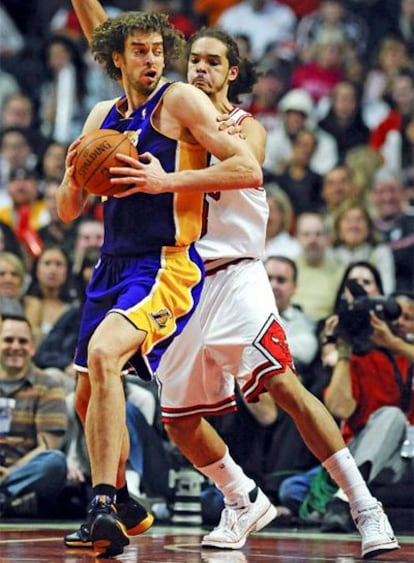 Joakim Noah, de los Bulls de Chicago, marca a Pau Gasol.