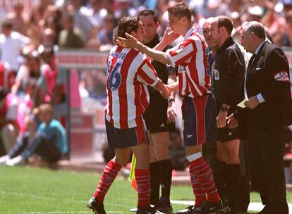 Fernando Torres debutó con la camiseta rojiblanca en mayo de 2001. El Aleti, en Segunda, venció al Leganés 2-1. En la imagen Torres sustituye a Luque.