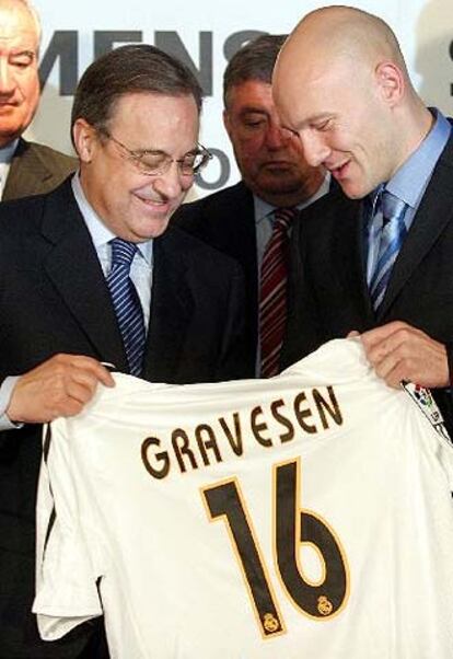 Florentino Pérez entrega a Gravesen su nueva camiseta con el dorsal 16.