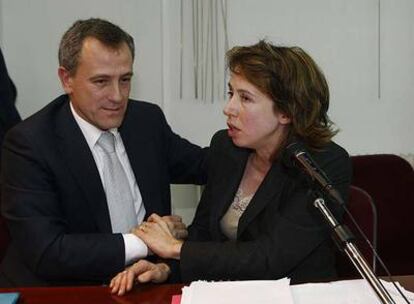 José Ramón Regueras, del PIPH, consuela a su compañera de partido María del Carmen Martínez tras la votación del 28 de enero de 2008.