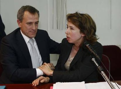 José Ramón Regueras, del PIPH, consuela a su compañera de partido María del Carmen Martínez tras la votación del 28 de enero de 2008.