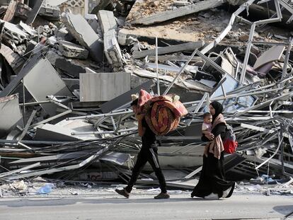 Una familia palestina huye de la ciudad de Gaza hacia el sur de la Franja antes de que acabe el ultimátum dado por Israel para abandonar la parte norte del enclave, este sábado.