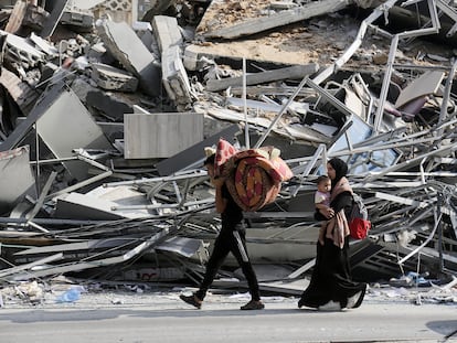 Una familia palestina huye de la ciudad de Gaza hacia el sur de la Franja antes de que acabe el ultimátum dado por Israel para abandonar la parte norte del enclave, este sábado.