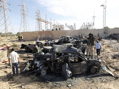 Un rebelde libio celebra la destrucción de un convoy de gadafistas cerca de Sirte.