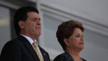 El presidente de Paraguay Horacio Cartes (i) con su homóloga de Brasil Dilma Rousseff. EFE/Archivo