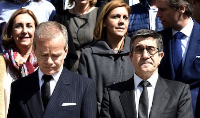 El embajador belga, Pierre Labouverie, a la izquierda, y el presidente del Parlamento español, Patxi López, este miércoles junto al Congreso.