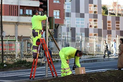 Dos operarios terminaban de colocar ayer los semáforos en el paso peatonal de Basurto donde fallecieron los dos niños.