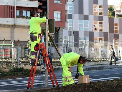 Dos operarios terminaban de colocar ayer los semáforos en el paso peatonal de Basurto donde fallecieron los dos niños.
