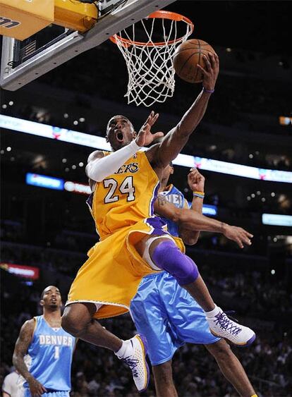 Kobe Bryant lanza a canasta en el partido ante Denver.