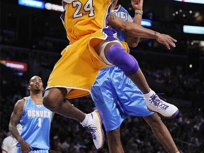 Kobe Bryant lanza a canasta en el partido ante Denver.