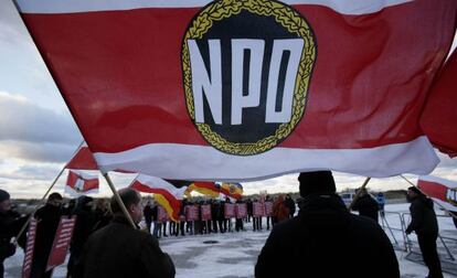 Miembros del NPD protestan frente al hotel de Rostock donde se reunieron este jueves los primeros ministros de los 'länder' alemanes.