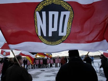 Miembros del NPD protestan frente al hotel de Rostock donde se reunieron este jueves los primeros ministros de los &#039;l&auml;nder&#039; alemanes.