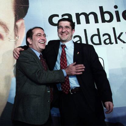 Nicolás Redondo Terreros (izquierda) y Patxi López, en la apertura de la campaña a las elecciones del 1 de marzo.