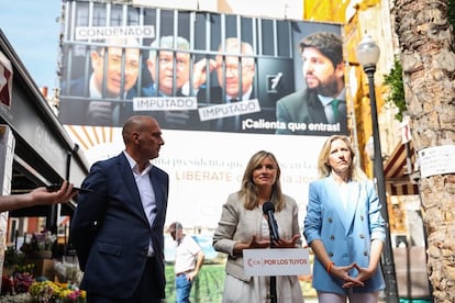 La portavoz nacional de CS, Patricia Guasp (centro), junto a la candidata al Gobierno de Murcia, María José Ros, este viernes.