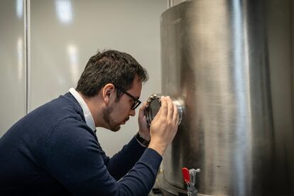 David Padilla, miembro del equipo LINX, trabaja en uno de los laboratorios del Instituto de Ciencias Nucleares.