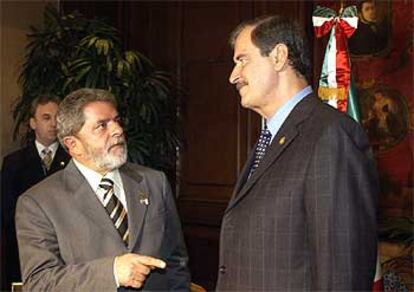 El presidente de Brasil, Luiz Inácio Lula da Silva (izquierda), conversa con su homólogo mexicano, Vicente Fox, ayer en Monterrey.