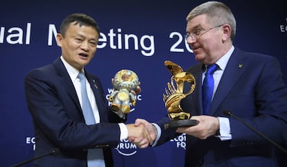 Bach (d), presidente del COI, y Jack Ma (i) fundador de Alibaba, en Davos. 