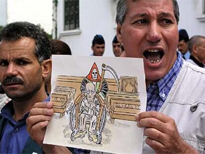 Un manifestante exhibe, ante la sede del tribunal, una caricatura de Alí Lmrabet con la muerte acechándole.
