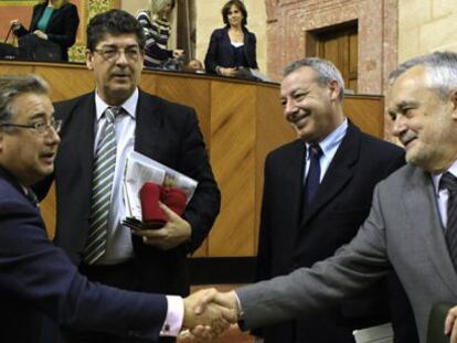 Zoido saluda a Griñán en presencia de Valderas.