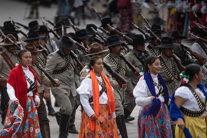 La Secretaría de la Defensa Nacional invitó a la población a observar el paso del desfile.