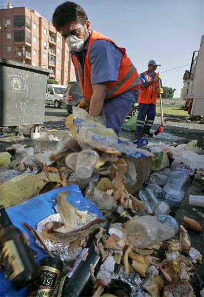 Un empleado retira la basura de una calle de Almería tras finalizar la huelga.