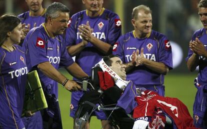 Roberto Baggio empuja la silla de ruedas de Borgonovo en un homenaje.
