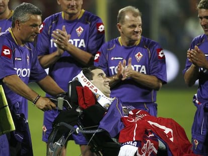Roberto Baggio empuja la silla de ruedas de Borgonovo en un homenaje.