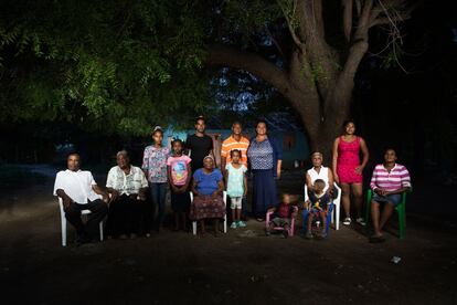 La familia de Diana Céspedes, en la plantación de bananos que posee en Los Tramojos (Azua).