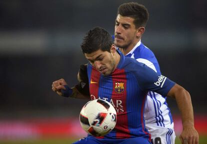 Luis Suárez y Yuri Berchiche pelean un balón.