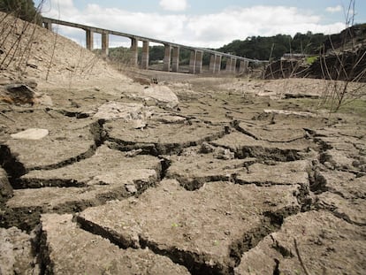 Embalse de Belesar en el río Miño, a 3 de agosto de 2023, en Lugo, Galicia (España). Ayuntamientos e instituciones llaman a hacer un uso responsable del agua y evitar consumos innecesarios en un contexto de sequía. Los principales problemas se registran en A Mariña, donde el Concello de Xove se ha sumado a los de Barreiros y O Valadouro al solicitar a los vecinos que no usen el agua de la traída más que para lo esencial ante su escasez y el aumento de población en verano.