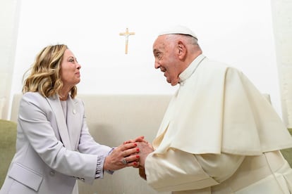 La primera ministra italiana, Giorgia Meloni, saluda al papa Francisco a su llegada a la cumbre del G-7, este viernes en Savelletri.
