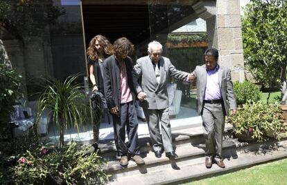 García Márquez (en el centro) camina hoy junto a su nieto Mateo (izquierda) y su asistente Genovevo Quirós (derecha) en México