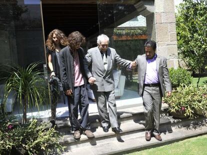 García Márquez (en el centro) camina hoy junto a su nieto Mateo (izquierda) y su asistente Genovevo Quirós (derecha) en México
